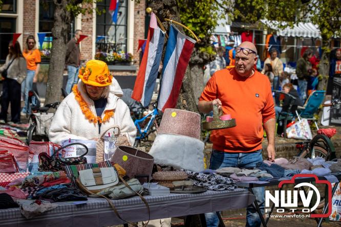 Volle terrassen, bruisende kleedjesmarkt en sportieve Wallenloop: Elburg leeft tijdens koningsdag! - &copy; NWVFoto.nl